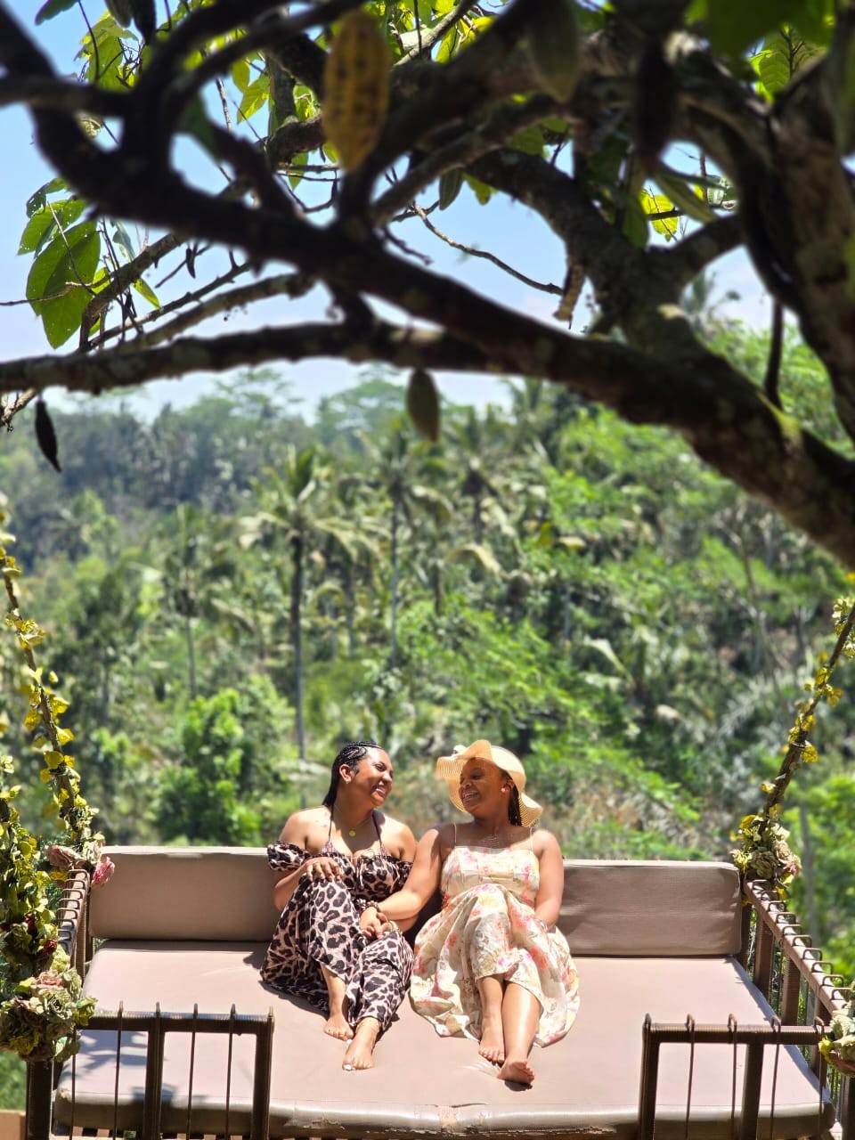 GoMo travellers relaxing together in nature